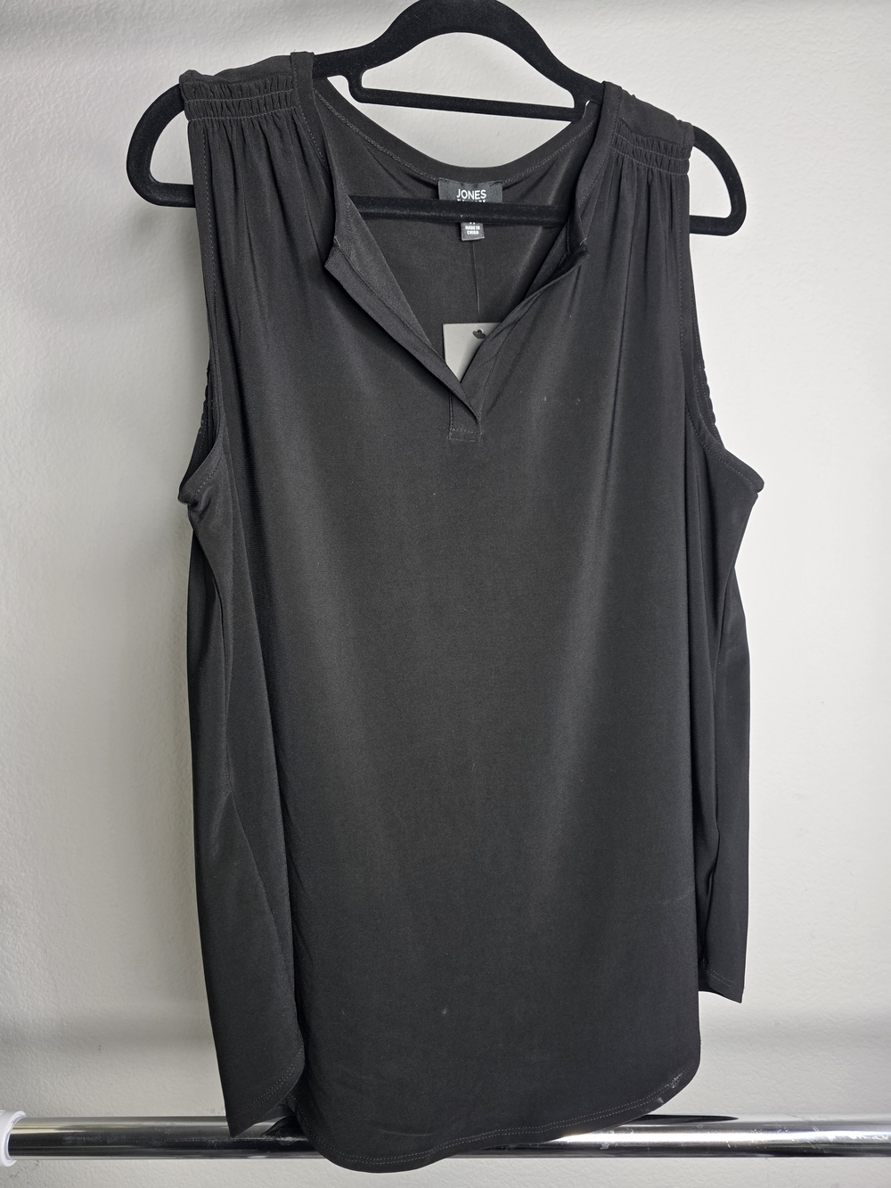 Jones New York Sleeveless Black V-Neck Top